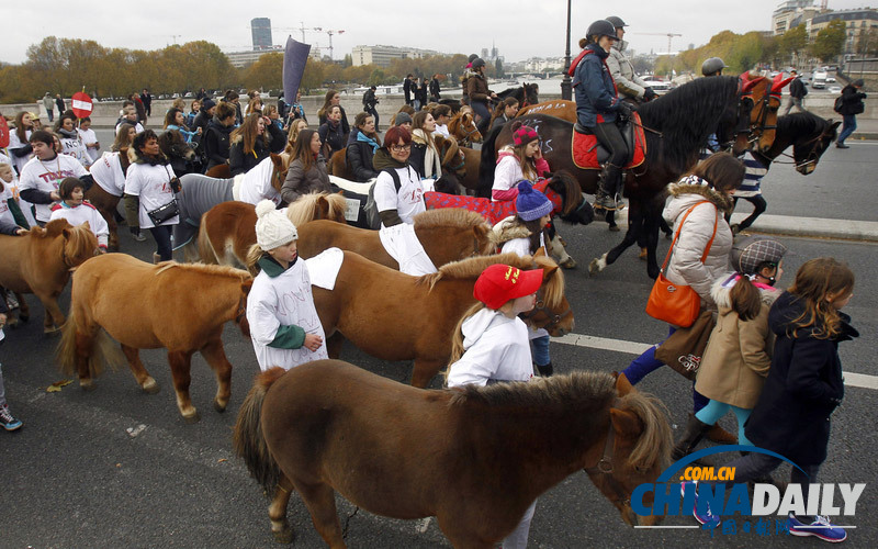 法國(guó)民眾騎馬上街抗議增加營(yíng)業(yè)稅
