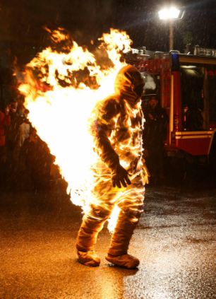 奧地利“人體火炬”燃燒近6分鐘 創造新世界紀錄