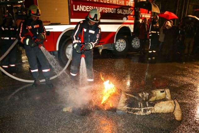 奧地利“人體火炬”燃燒近6分鐘 創(chuàng)造新世界紀(jì)錄