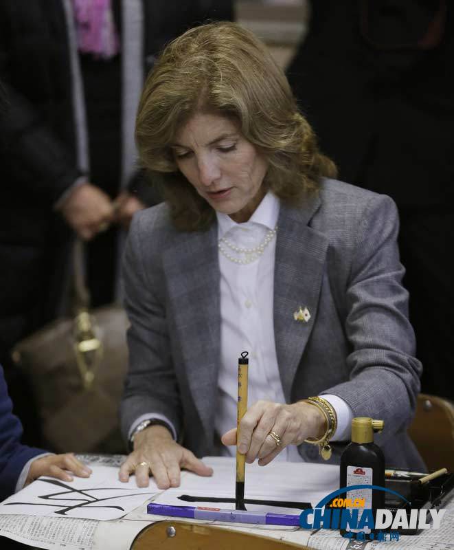 美新任駐日大使訪問日本海嘯災(zāi)區(qū) 展示書法“友”字