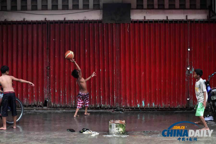 菲律賓塔克洛班民眾開始重建家園