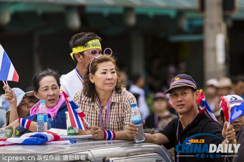英拉稱不會(huì)武力驅(qū)散示威 警民和諧相處互贈(zèng)花朵