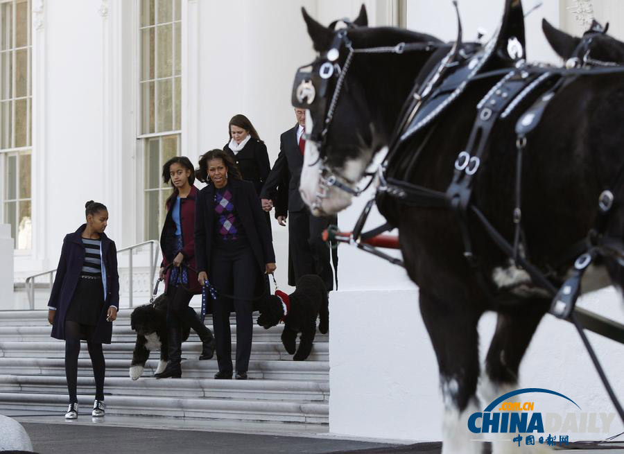 奧巴馬妻女全出動迎接圣誕樹入住白宮