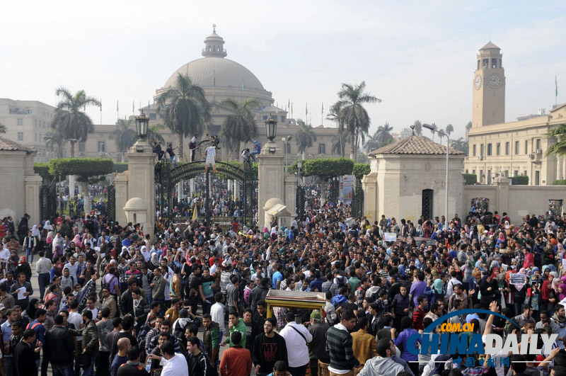 埃及前總統(tǒng)穆?tīng)栁髦С终呃^續(xù)示威 遭催淚彈驅(qū)趕