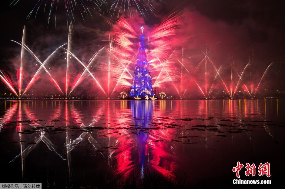 巴西舉行圣誕亮燈儀式 煙花點亮五彩夜空