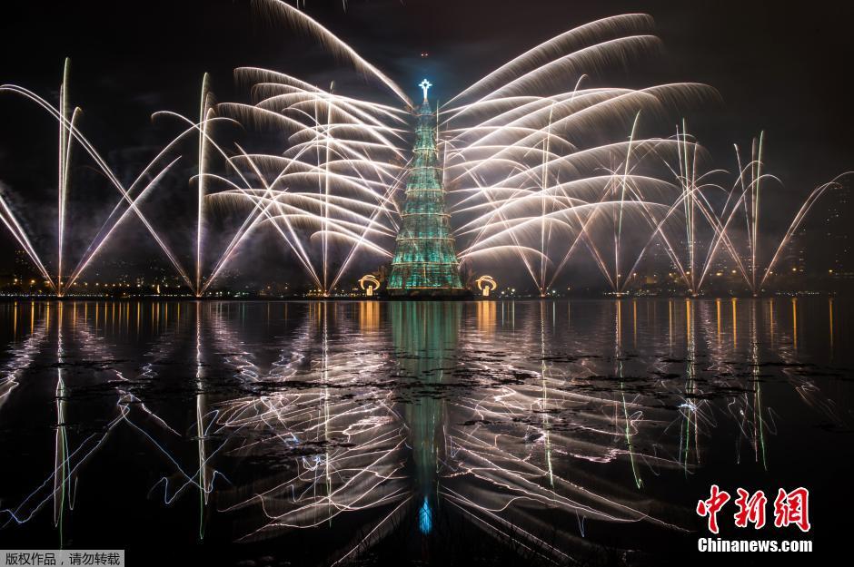 巴西舉行圣誕亮燈儀式 煙花點亮五彩夜空