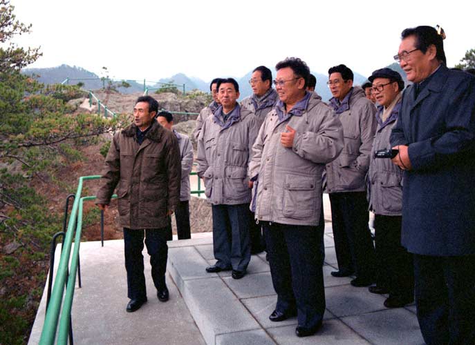 朝鮮機關報刊登圖文 紀念金正日逝世兩周年