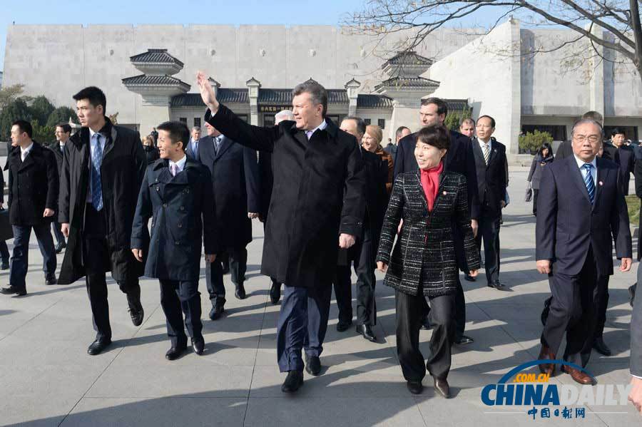 烏克蘭總統(tǒng)亞努科維奇參觀兵馬俑（圖）