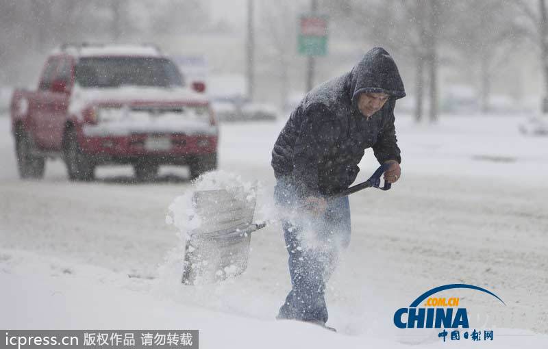 美國遭遇大雪襲擊 汽車和行人出行受阻