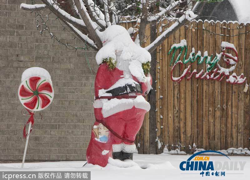 美國(guó)遭遇大雪襲擊 汽車和行人出行受阻