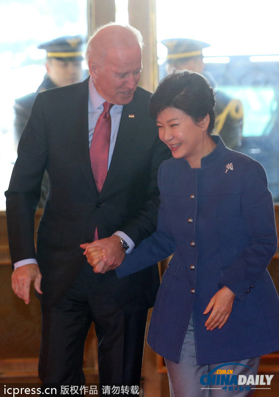 美國副總統拜登訪問韓國 與樸槿惠手拉手親密交談