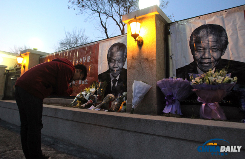 民眾繼續(xù)前往南非駐華使館外獻(xiàn)花 悼念曼德拉