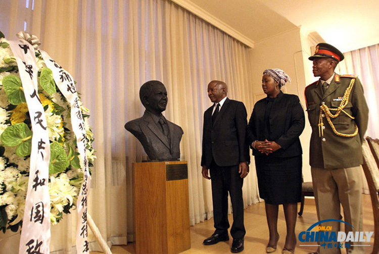 民眾繼續前往南非駐華使館外獻花 悼念曼德拉