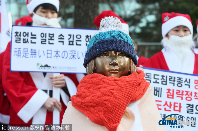 韓慰安婦少女像披冬裝 在圣誕老人簇擁下守護獨島