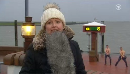 德女記者嚴寒中戶外做直播 兩“裸男”跳騎馬舞搶鏡