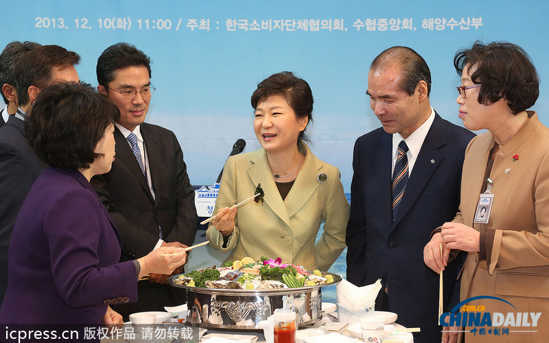 樸槿惠出席韓國水產品促銷活動 親口品嘗津津有味