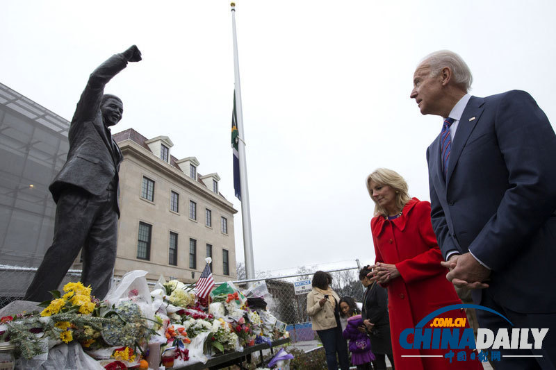 奧巴馬抵達(dá)南非 將出席曼德拉官方追悼會(huì)