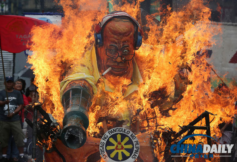 菲律賓民眾焚燒總統阿基諾模型 紀念國際人權日