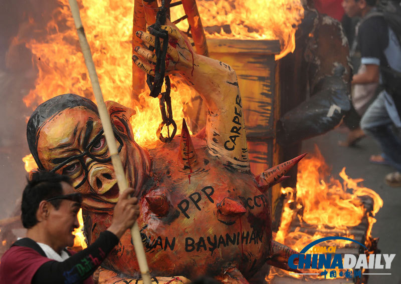 菲律賓民眾焚燒總統阿基諾模型 紀念國際人權日