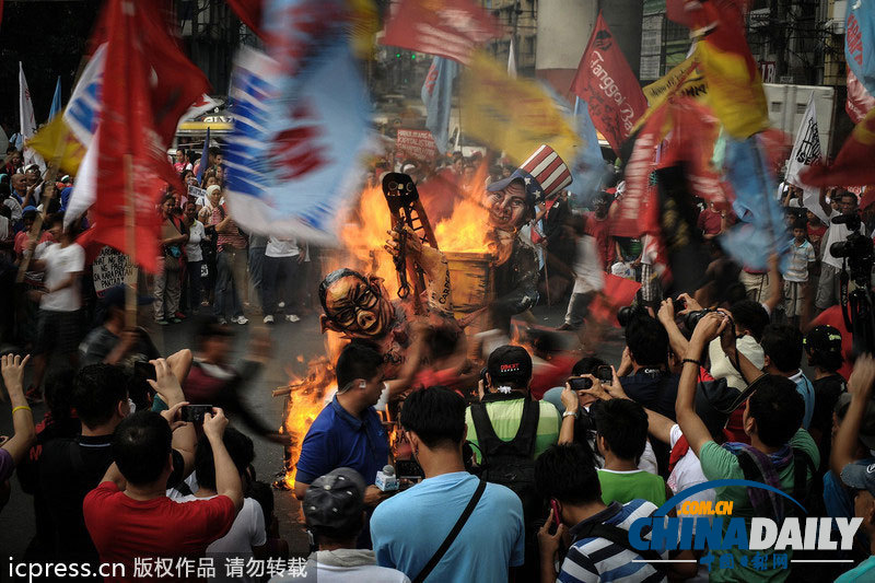 菲律賓民眾焚燒總統(tǒng)阿基諾模型 紀念國際人權日