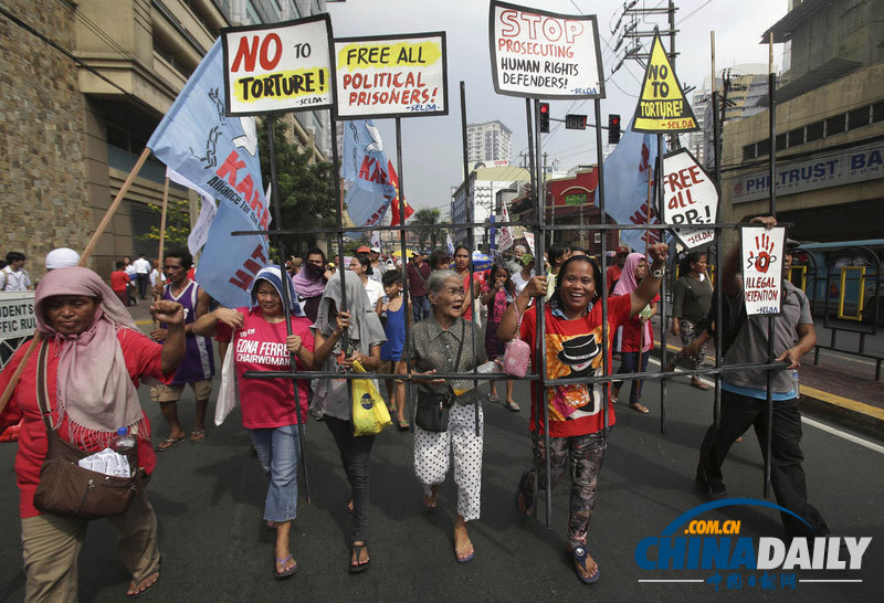 菲律賓民眾焚燒總統阿基諾模型 紀念國際人權日