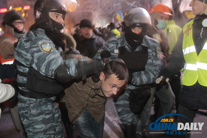 烏克蘭警民沖突激化 防暴警察強(qiáng)行逮捕示威者