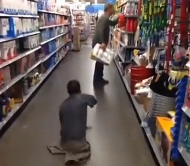 美國驚現單手“喪尸” 惡作劇主人公爆紅網絡