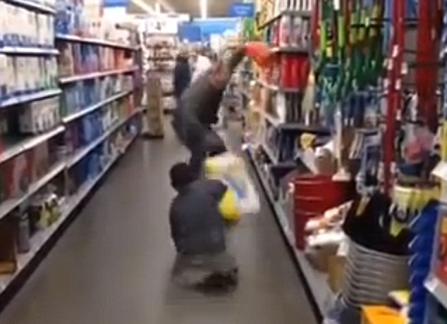 美國驚現單手“喪尸” 惡作劇主人公爆紅網絡