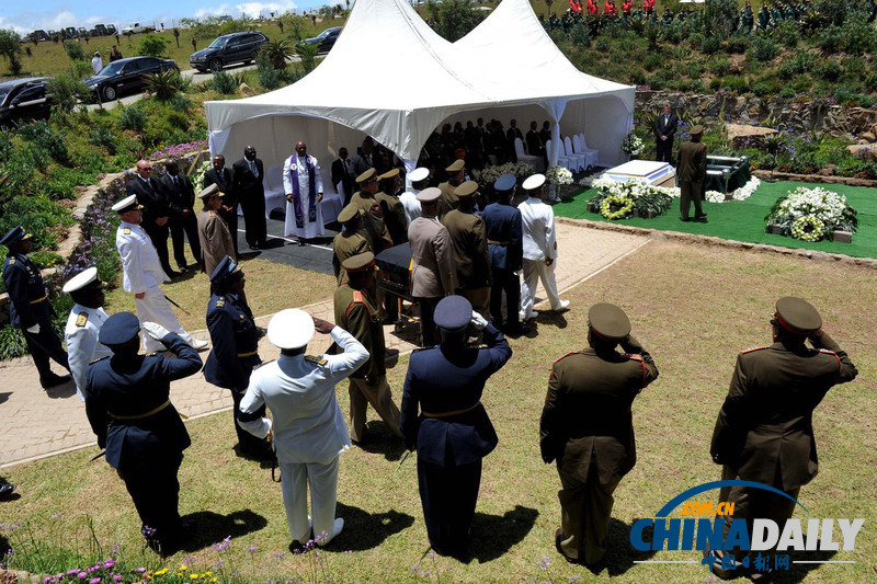 曼德拉靈柩下葬 漂泊80余載終落葉歸根