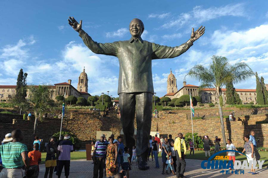 組圖：曼德拉塑像在南非總統府落成揭幕 民眾參觀留影