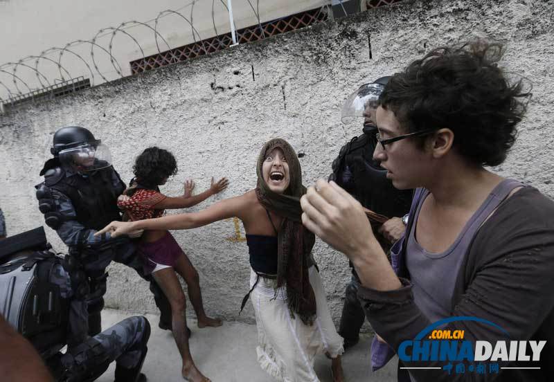 巴西世界杯翻修工程引當地人不滿 警察逮捕多名抗議者