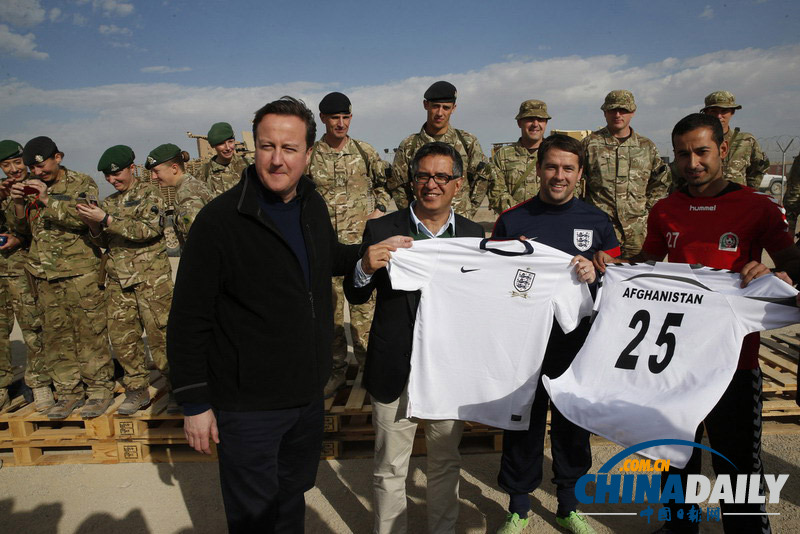 卡梅倫訪問駐阿富汗英軍 與大兵同吃同住