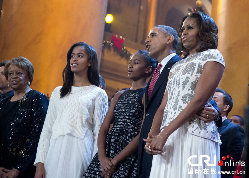奧巴馬夫人參加圣誕節(jié)目穿天價(jià)套裝引爭(zhēng)議（組圖）