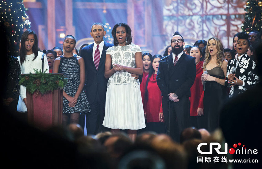 奧巴馬夫人參加圣誕節目穿天價套裝引爭議（組圖）