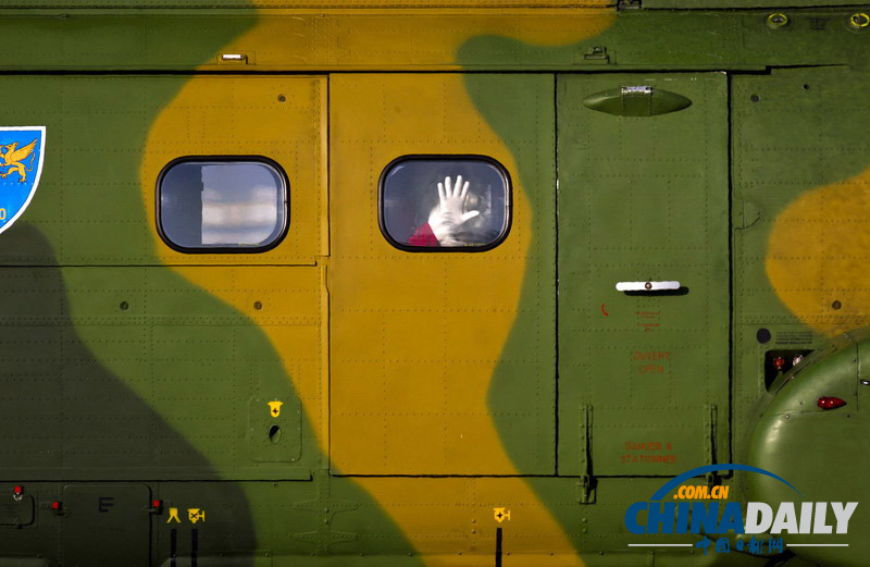 羅馬尼亞圣誕老人天降空軍營(yíng)地 為軍屬兒童送禮物