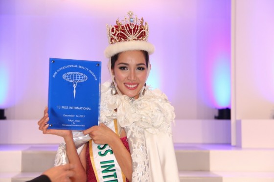 菲律賓佳麗折桂2013國際小姐 望重建家鄉
