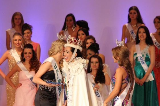 菲律賓佳麗折桂2013國際小姐 望重建家鄉