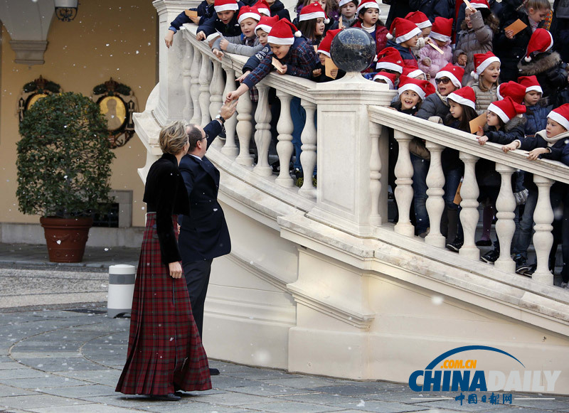 摩納哥親王夫婦出席傳統圣誕樹典禮 為兒童分發禮物
