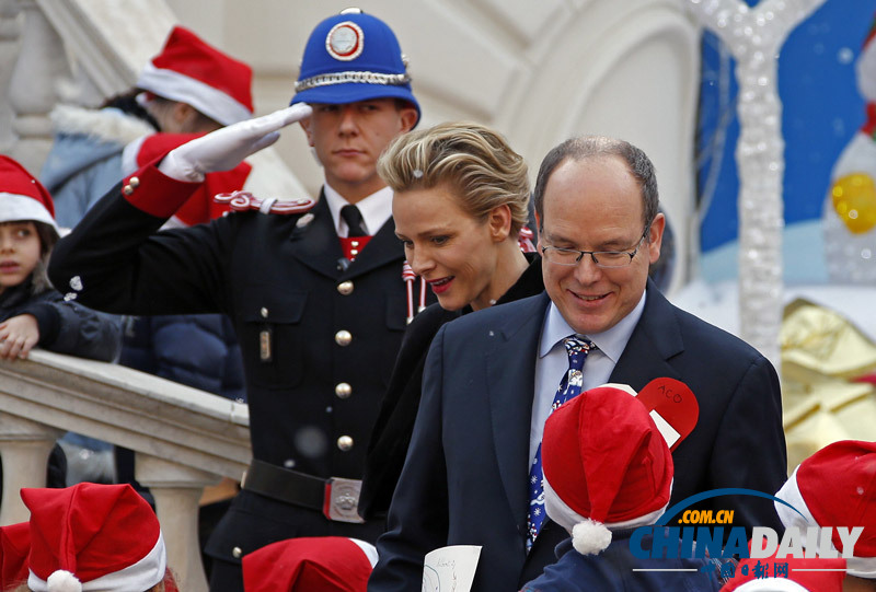 摩納哥親王夫婦出席傳統圣誕樹典禮 為兒童分發禮物