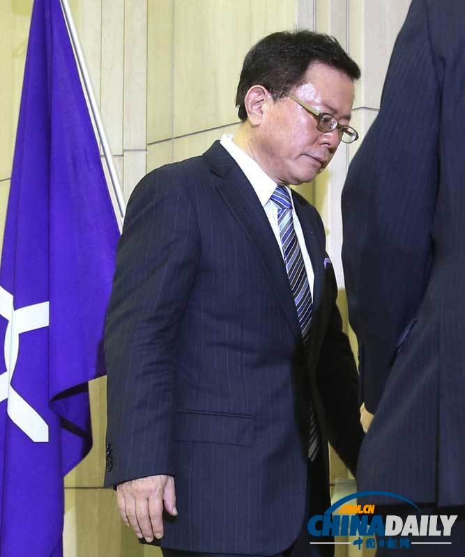 東京都知事因涉嫌受賄辭職 鞠躬為不道德行為道歉