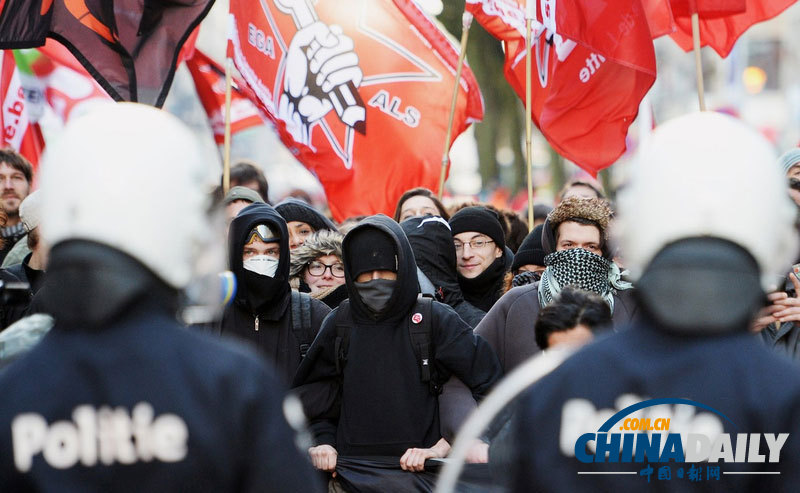 比利時(shí)市民點(diǎn)燃火堆抗議歐盟峰會(huì)議題