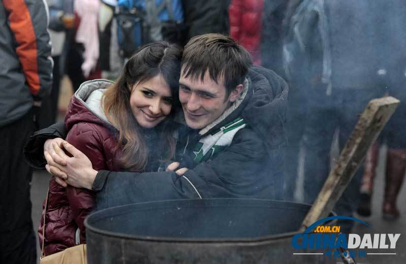 烏克蘭示威者樂趣多 恩愛情侶于獨立廣場成婚（圖）