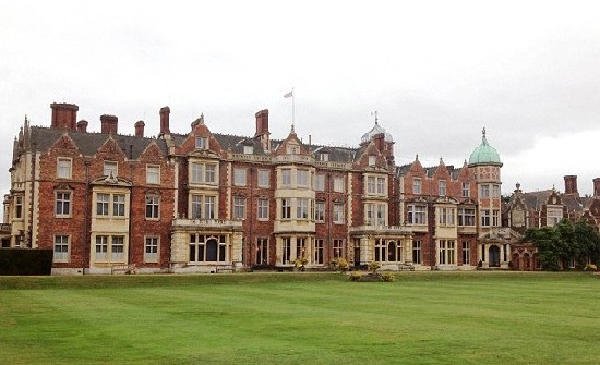 英女王莊園住房捉襟見(jiàn)肘?王室成員將住傭人房過(guò)圣誕