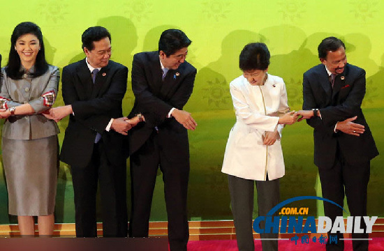 2013年終盤點(diǎn)：當(dāng)國(guó)際頭條遭遇網(wǎng)絡(luò)熱詞之說鬧覺余