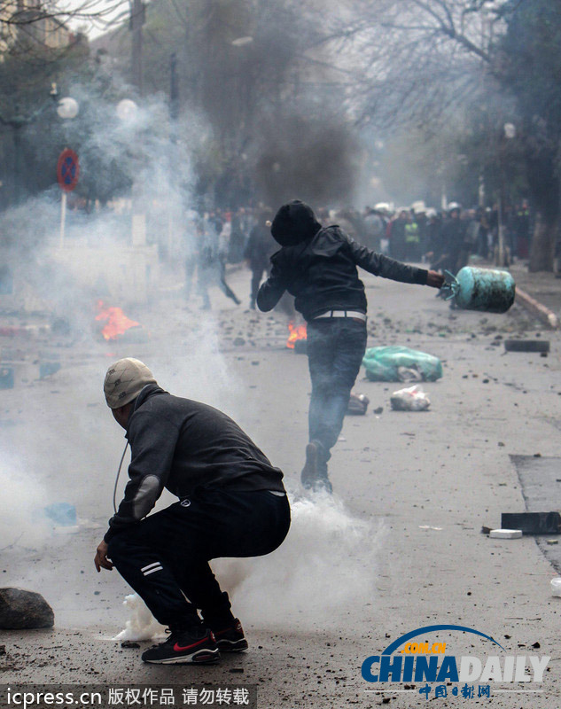 為爭住房惹禍端 阿爾及利亞民眾與警察發生激烈沖突