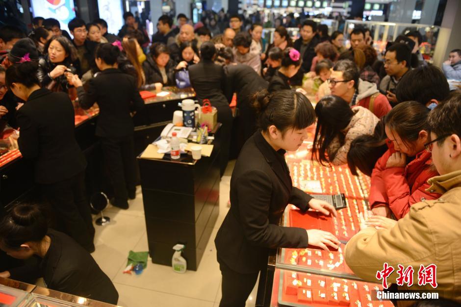 圣誕節中國多地黃金價格再降 民眾蜂擁搶購