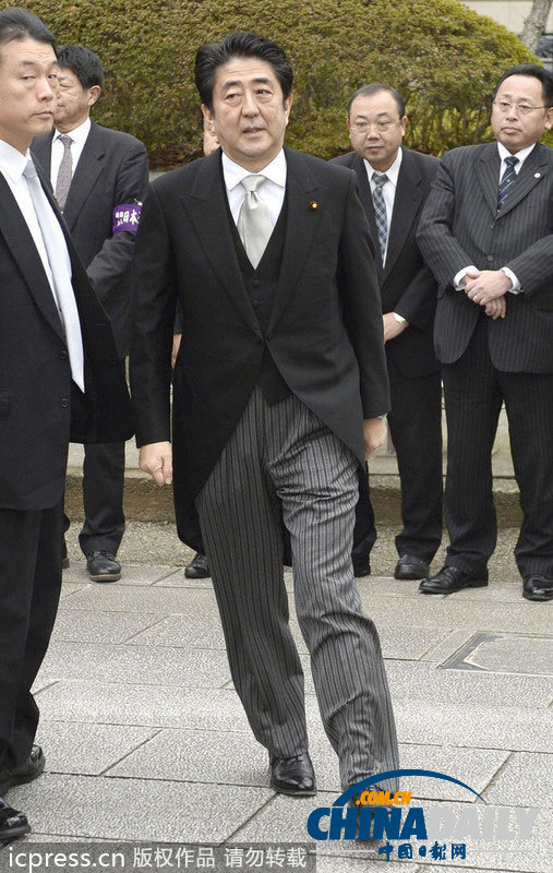 安倍晉三在神職人員引領下參拜靖國神社
