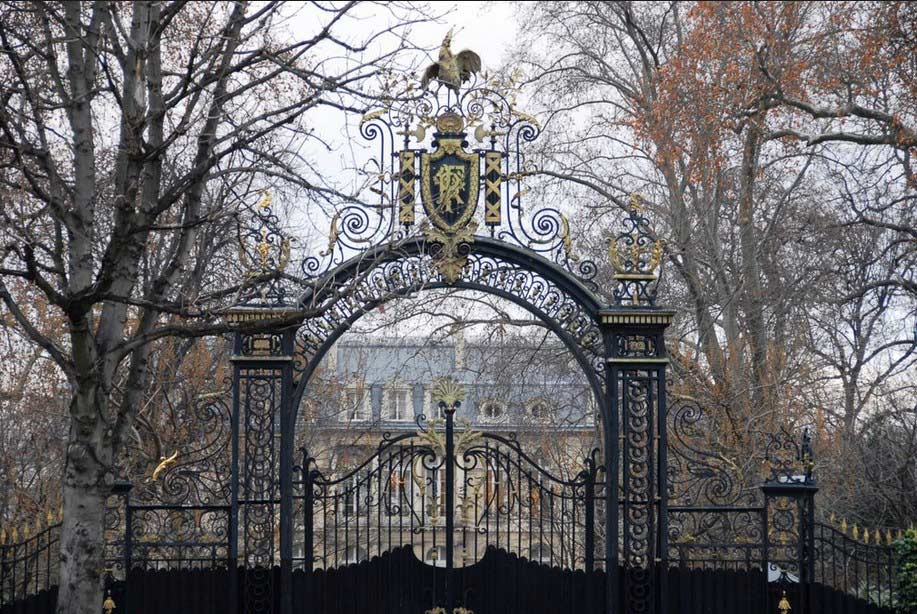 意大利男子駕車(chē)撞擊法國(guó)愛(ài)麗舍宮大門(mén)被捕