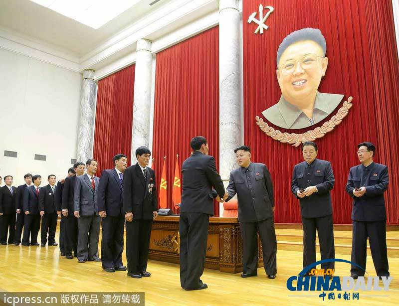 金正恩親自表彰朝軍水產(chǎn)部門有功人員 崔龍海宣讀政令