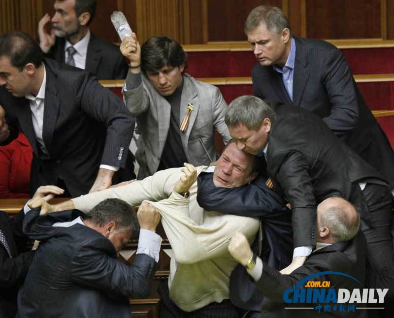 盤點外國議會上議員“肉搏戰”摔跤鎖喉扔雞蛋